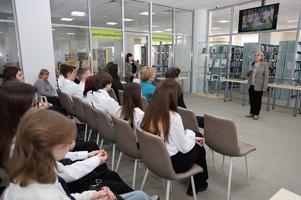 «Отпечатки жизни»: палеонтологическая выставка в библиотеке