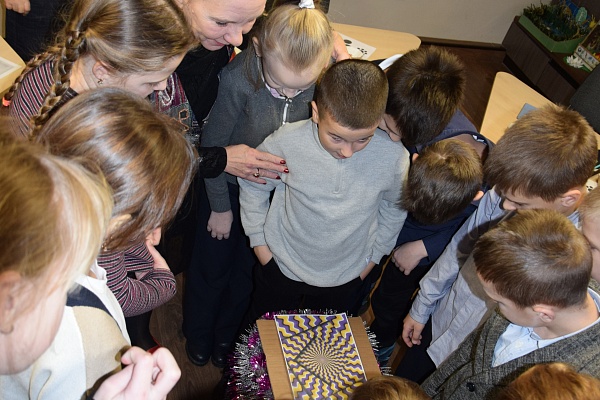 Новый год к нам спешит.