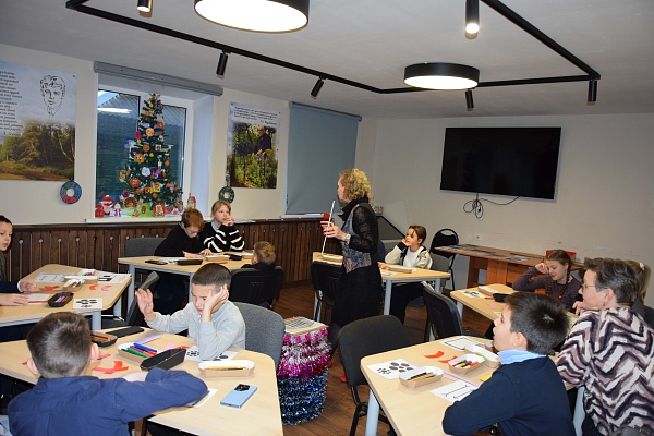 Новый год к нам спешит.