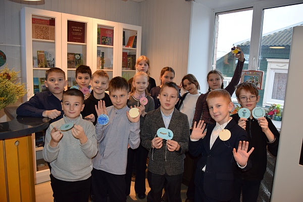 Новый год к нам спешит.