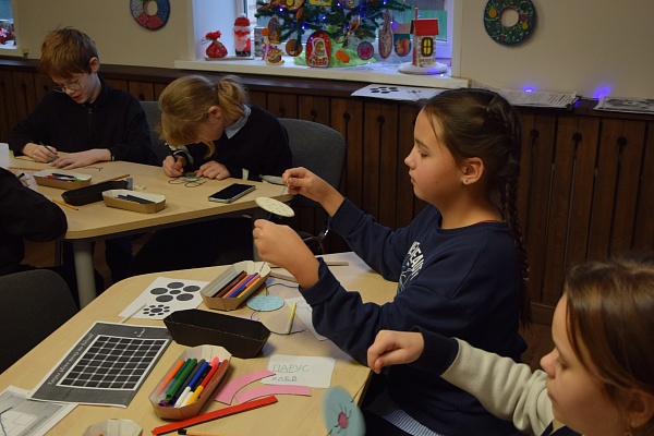 Новый год к нам спешит.