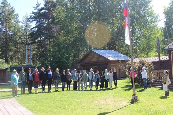 ЛЕТО ВЗЯЛО В РУКИ КРАСКИ…