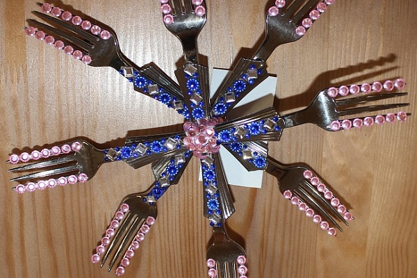 Летят новогодние снежинки