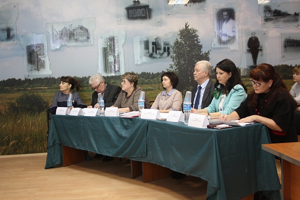 Читаем Александра Исаевича Солженицына...